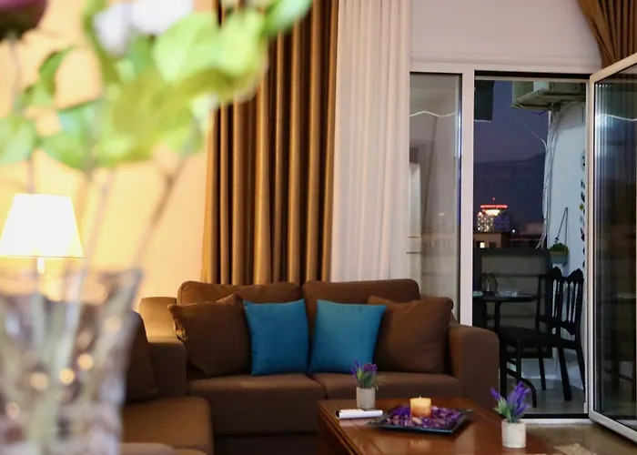 View By * ティラナ