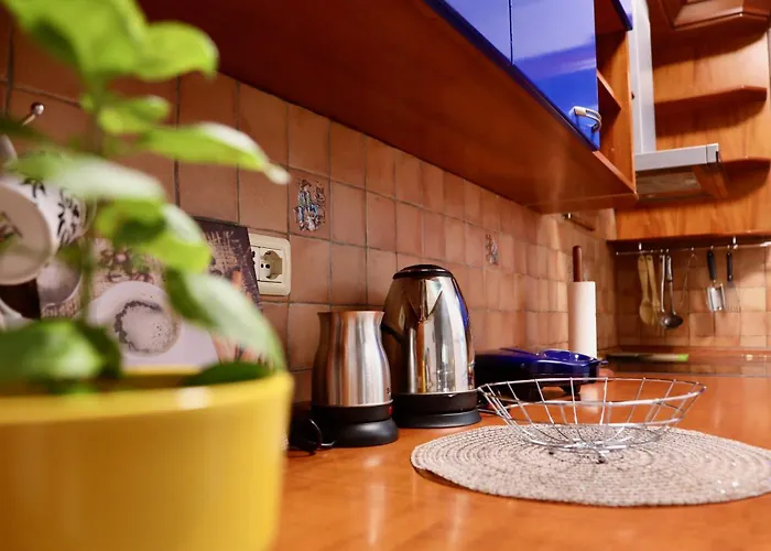 View By ティラナ