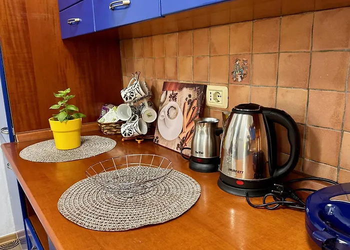 View By * ティラナ